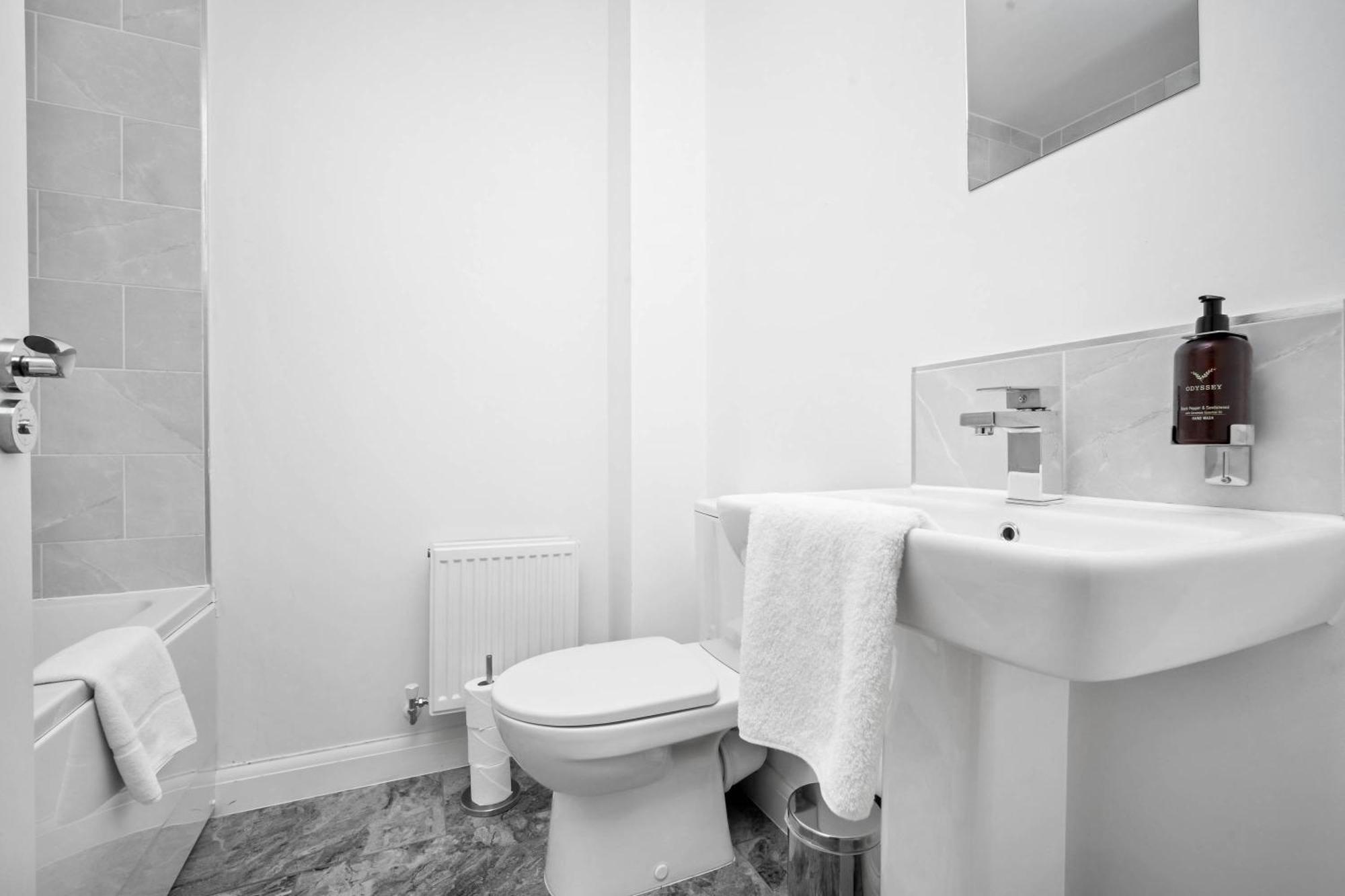 Luxury City Centre 5 Bed House With En-Suite, Bbq, On-Site Parking By Azura Nights Бирмингам Екстериор снимка
